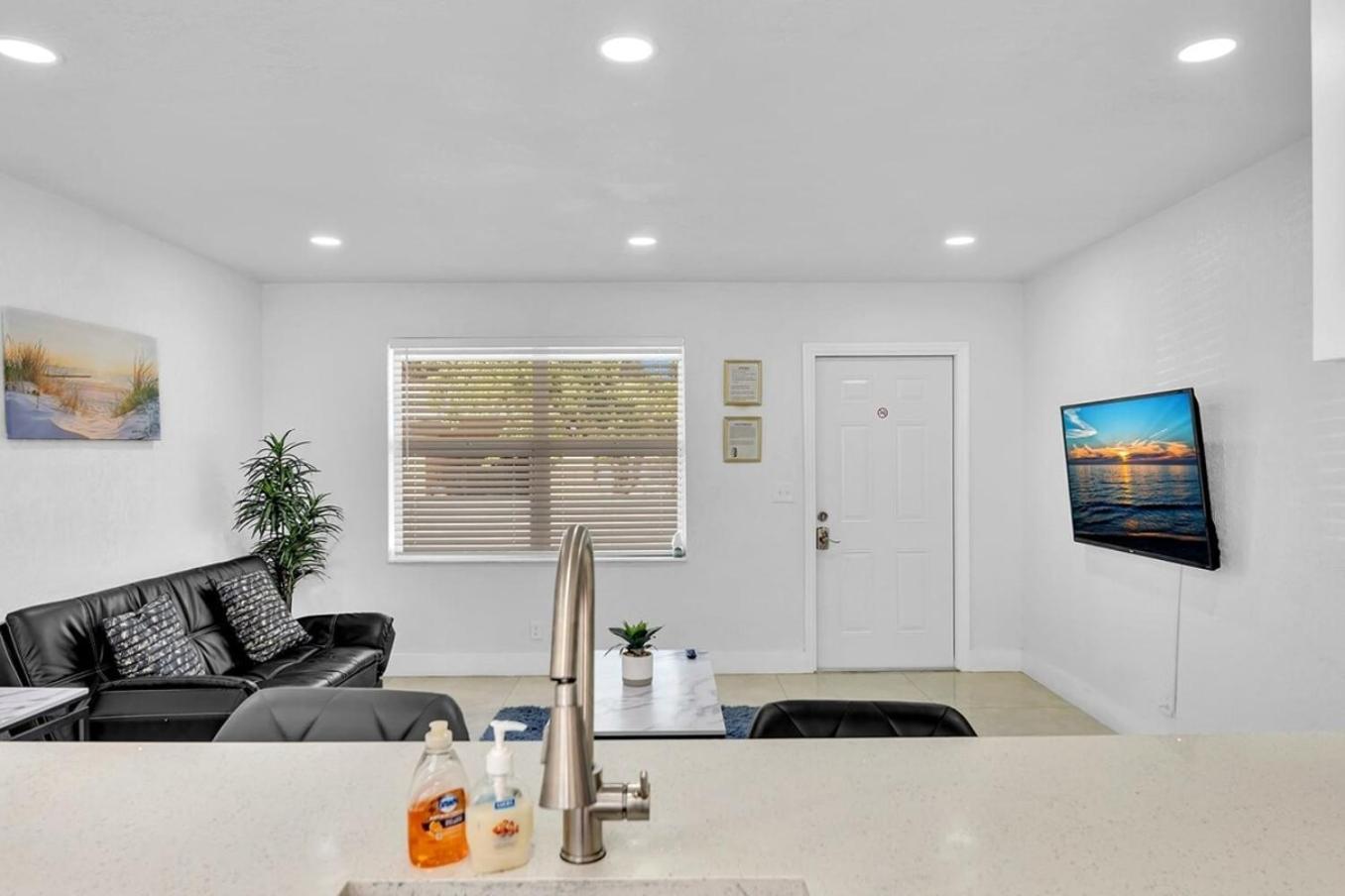 2 Bdrm Modern House Mins From Beach & Casino Hb1 Hallandale Beach Εξωτερικό φωτογραφία
